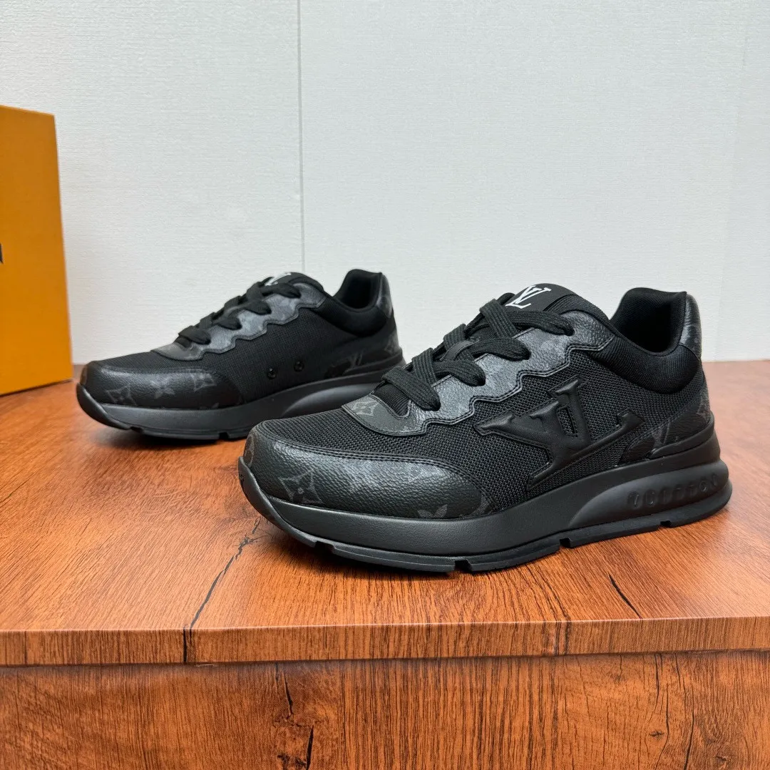 Men's shoes: 480💰LV Classic men's sports shoes are shipped. Lightweight thick-soled chubby bread shoes, super versatile and multiple styles are coming! This sneaker is made of smooth cowhide punching and grained cowhide stitching to create an elegant design. Grained cowhide is stitched with technical mesh, and smooth cowhide and grained cowhide are combined in multiple styles. The color is classic and versatile, and it can be easily integrated into various styles. The eye-catching LV letters are marked on the side of the shoe, the tongue is decorated with LV embroidered letter web logo, the brand logo is screen-printed on the heel, and the lightweight rubber outsole is embellished with Vuitton's personalized logo. The fabric-lined foot pads make your feet fashionable, handsome and versatile! Comes with full original packaging! Size: 38-44, customized 45